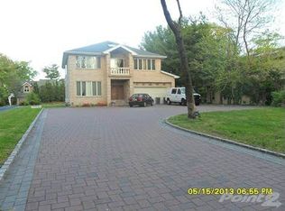 324 Southwoods Rd, Woodbury, NY 11797