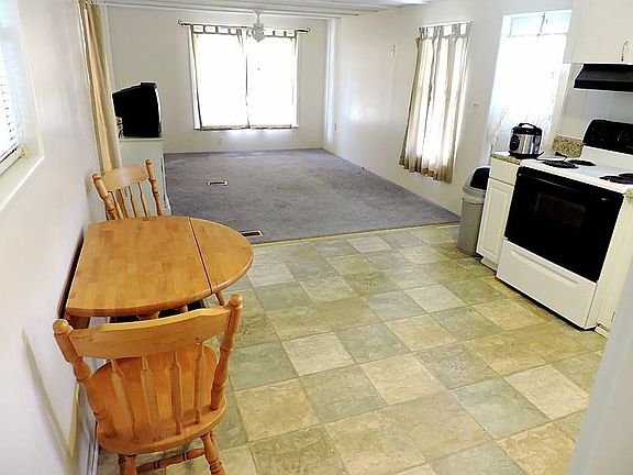 3rd image of 805 Mary St