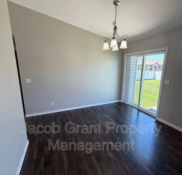 2825 N Sunlight Dr — Photo 4