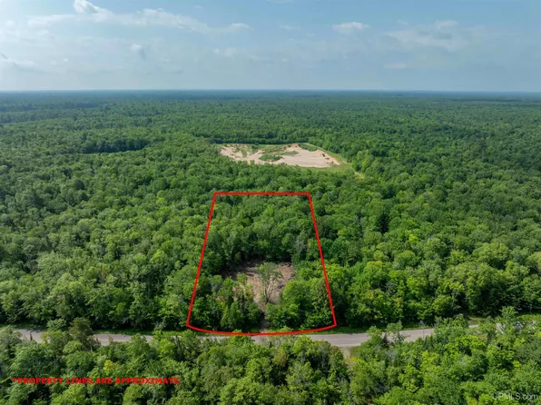 E16137 Co Rd, Grand Marais, MI 49839