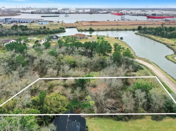 3515 E Bayou Dr, Shoreacres, TX 77571