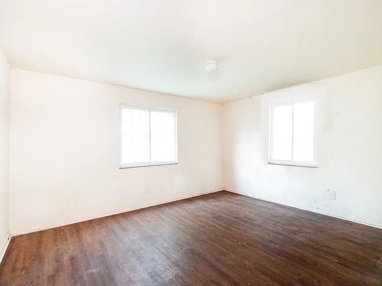 2323-2331 Riverside Dr — Photo 5