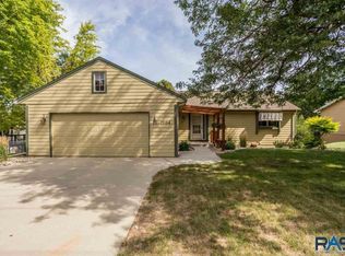 1704 E 49th St, Sioux Falls, SD 57103