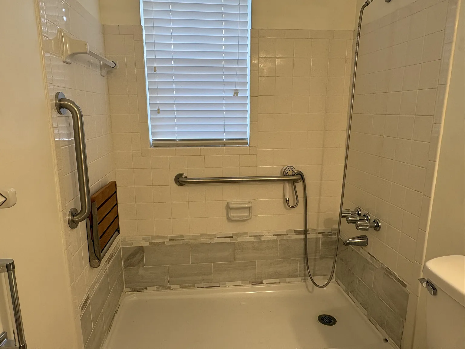717 E Michigan Ave — Photo 3