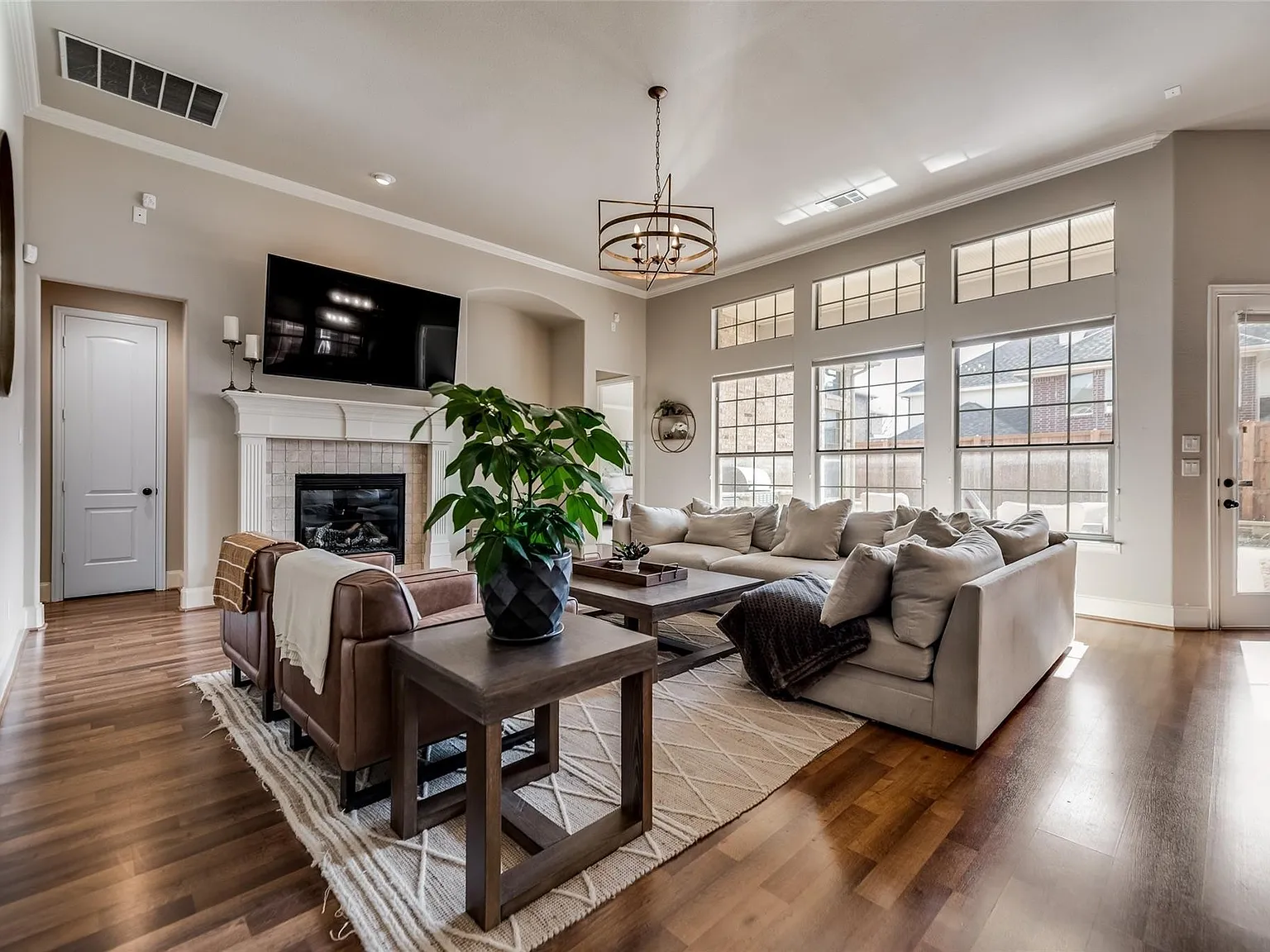 3 bed, 2765 sqft, $3,195 — Photo 3