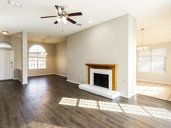 5th image of 810 Lovern St