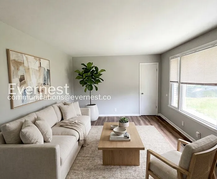 109 Shirley Dr — Photo 3