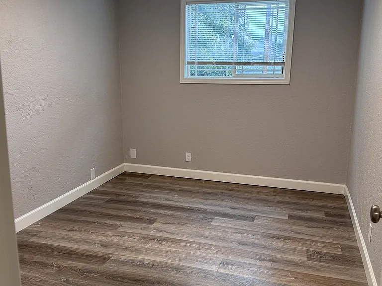 2541 NE Stephens St #8 — Photo 8