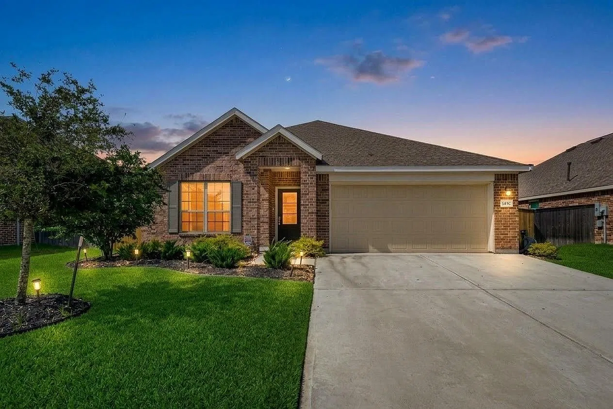 4 bed, 2.0 bath, 1949 sqft, $2,450 — Photo 1