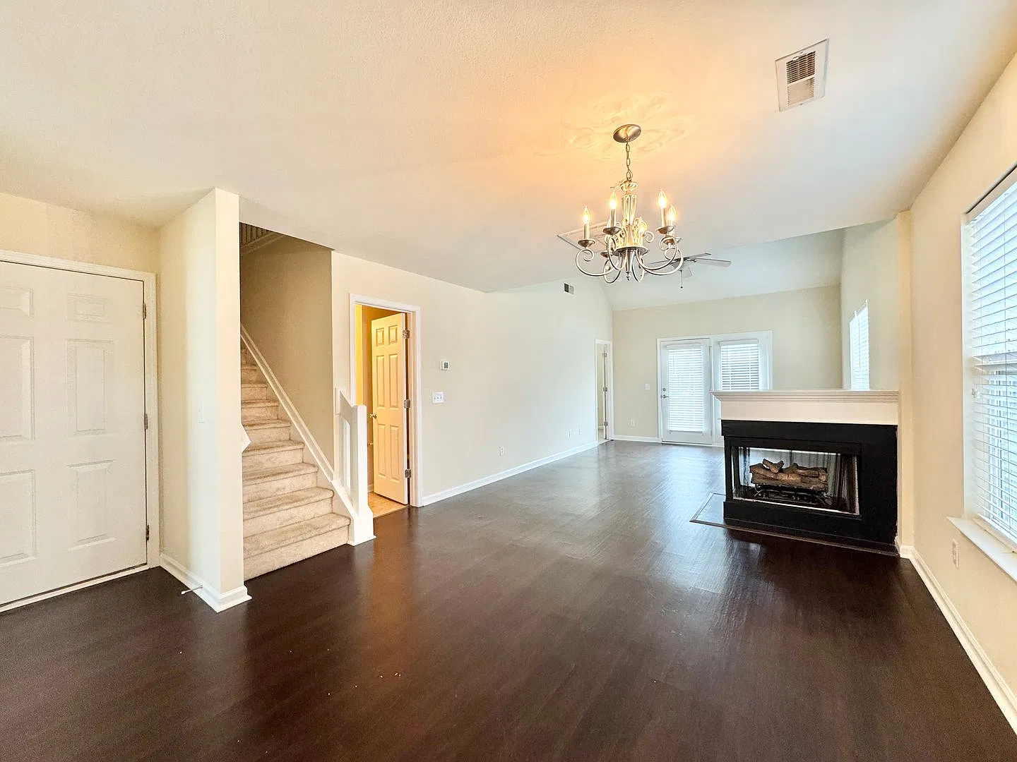 Charming 3 Bedroom in Robyn's Glen! — Photo 3