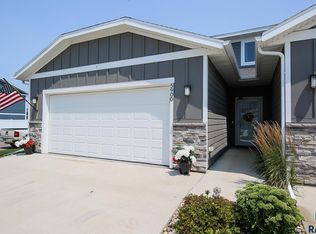 5900 S Whisper Creek Pl, Sioux Falls, SD 57108