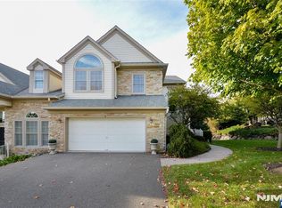 12 Skyview Dr, North Haledon, NJ 07508