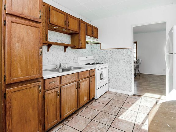 Sunny eat-in kitchen  * New refrigerator