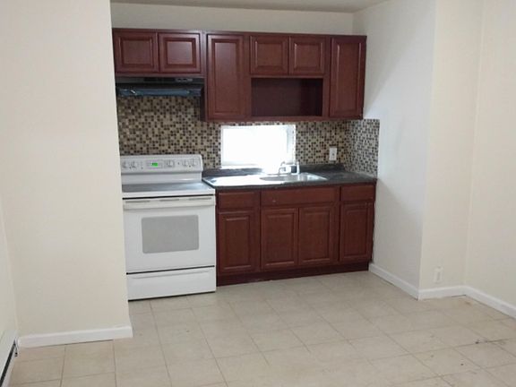 2nd image of 6012 Irving St