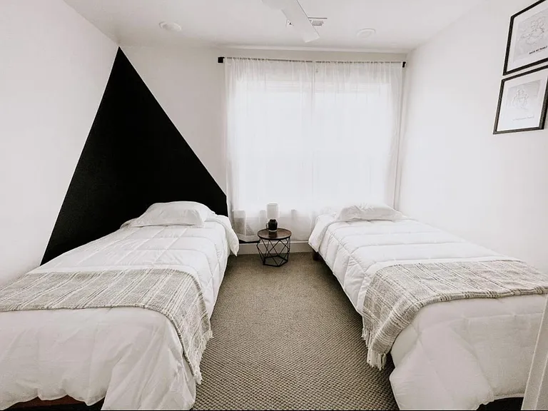 SE G St — Photo 17