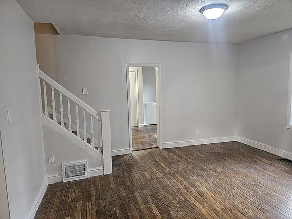 4th image of 733 Washington St #1