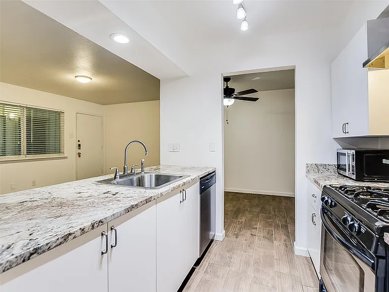 2303 E Side Dr #112 — Photo 8
