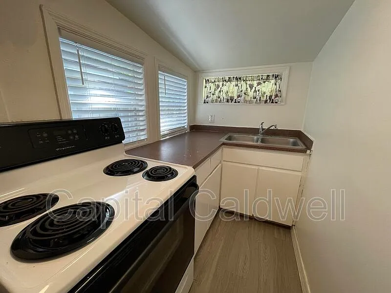 1 bed, 1.0 bath, 500 sqft, $1,050 — Photo 3
