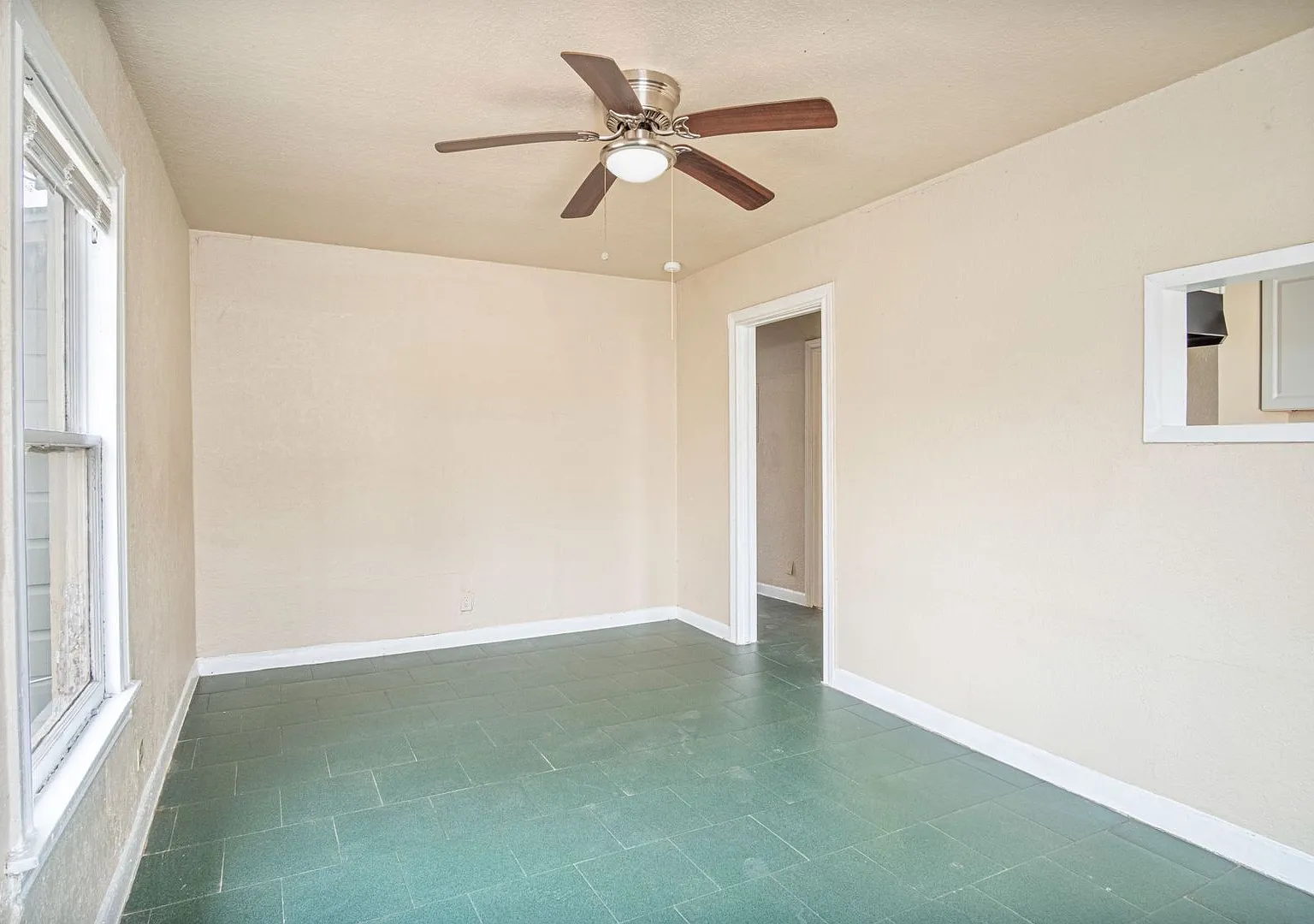 928 Poinsettia — Photo 2