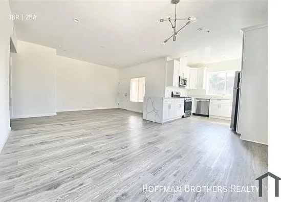 4655 Maplewood Ave #304 — Photo 13