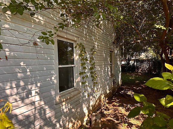 3rd image of 1649 Parkdale Dr