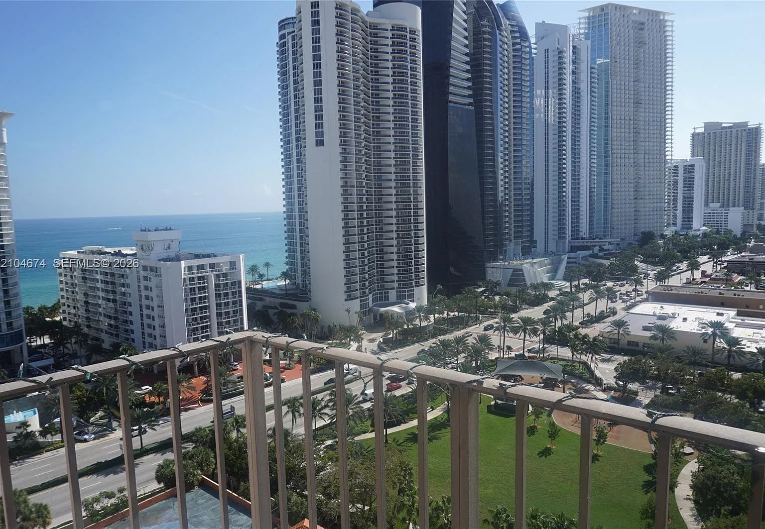 Winston Towers 600 Condo — Photo 1