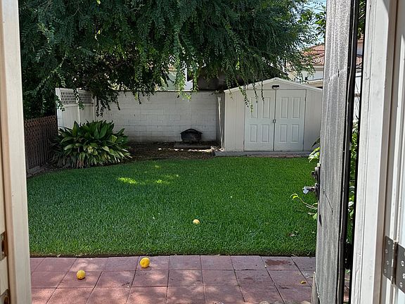 5th image of 9240 La Reina Ave