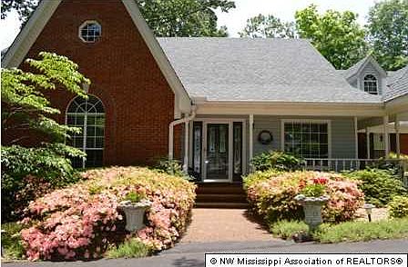 2nd image of 1635 Sherwood Ln