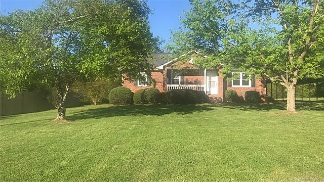 2nd image of 903 Edgehill Dr