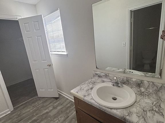 5th image of 233 Newark Cir