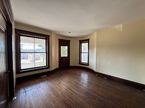 4th image of 816 Center St