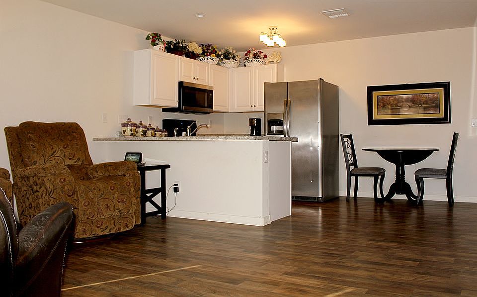 1st image of 148 W Watson Pl