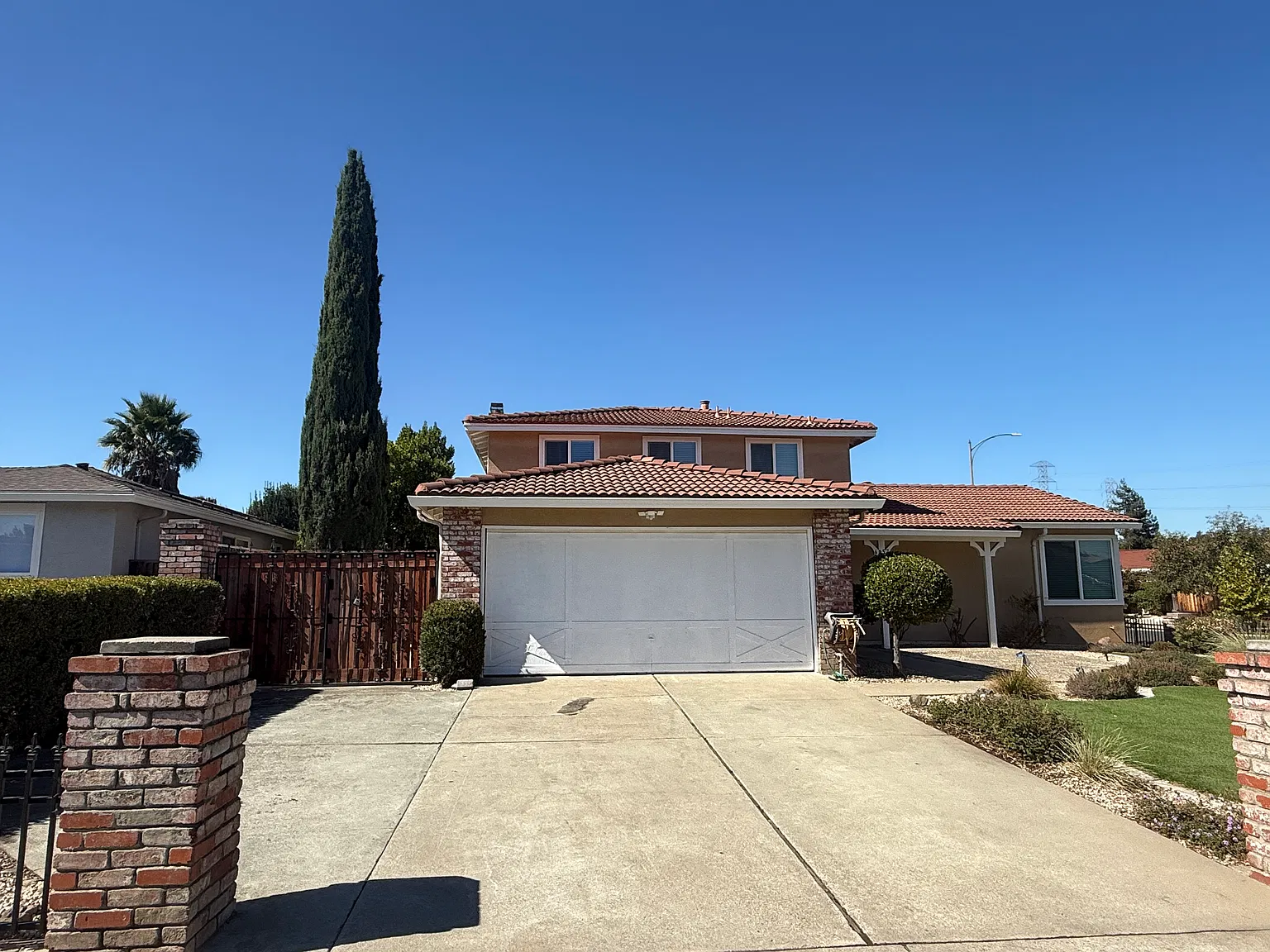 3 bed, 2.5 bath, 1950 sqft, $5,500 — Photo 1