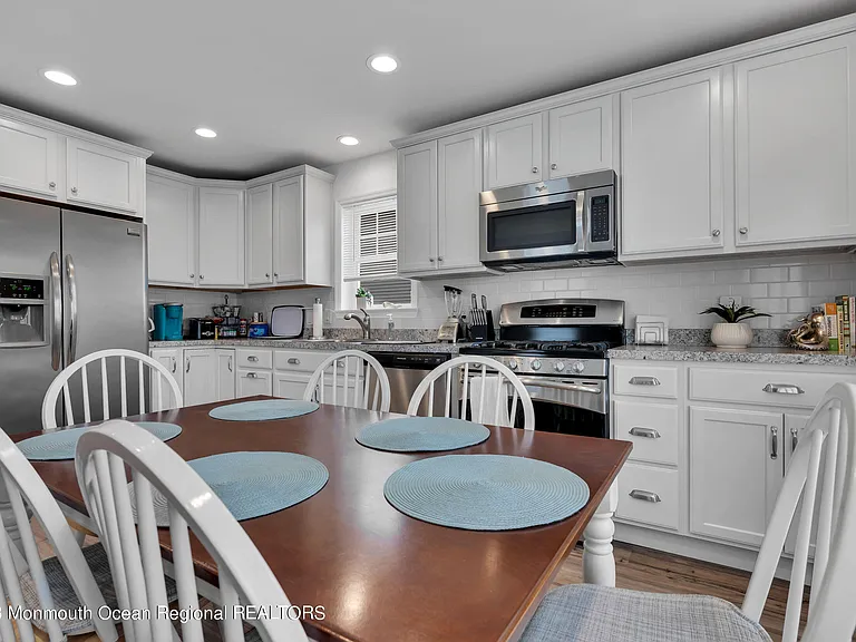 24 Virginia Ave — Photo 15