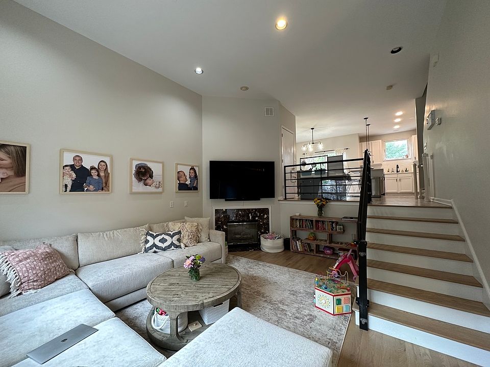 1st image of 2542 W Bloomingdale Ave