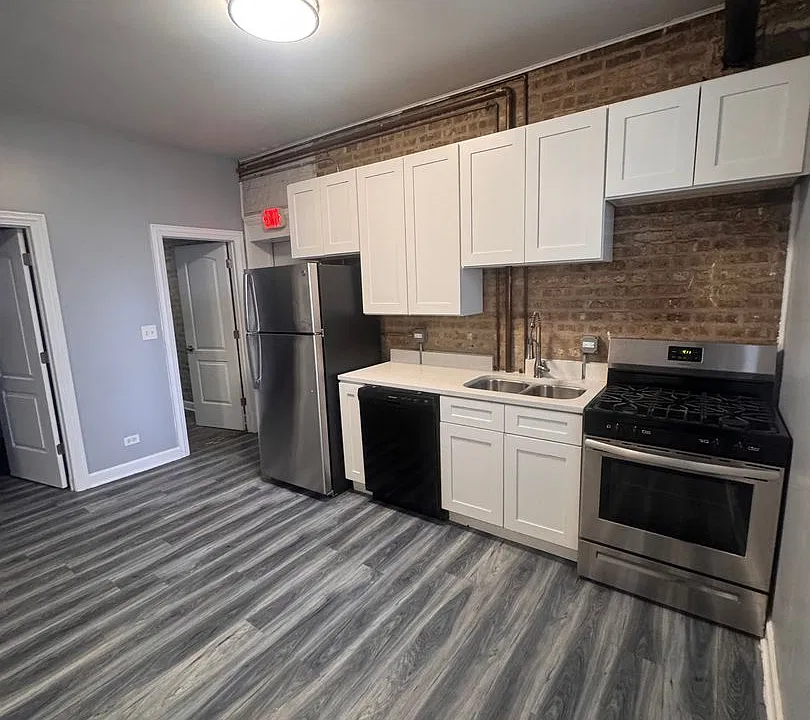 2900-04 N Laramie Avenue W George St #5200-06