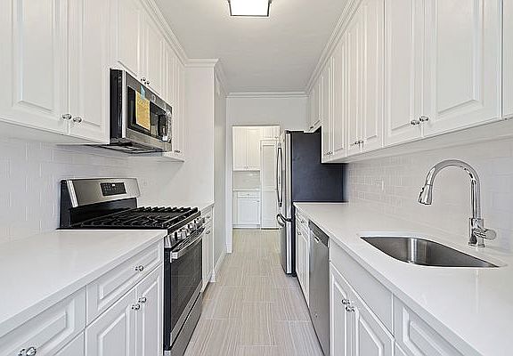 4th image of 215 E 68th St APT 21D