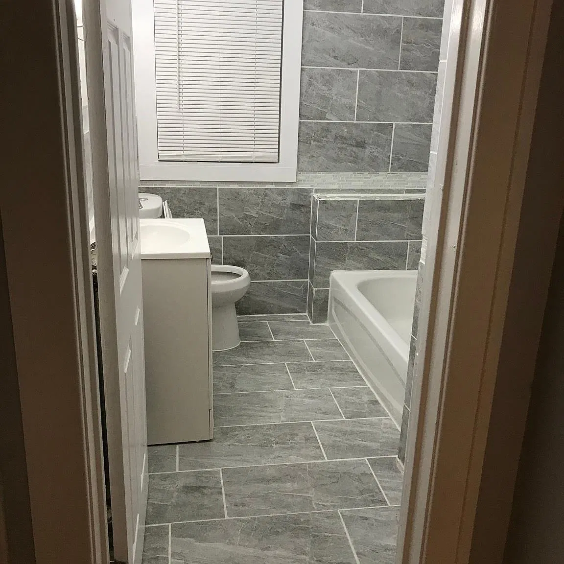4 bed, 1.0 bath, 3590 sqft, $1,250 — Photo 2