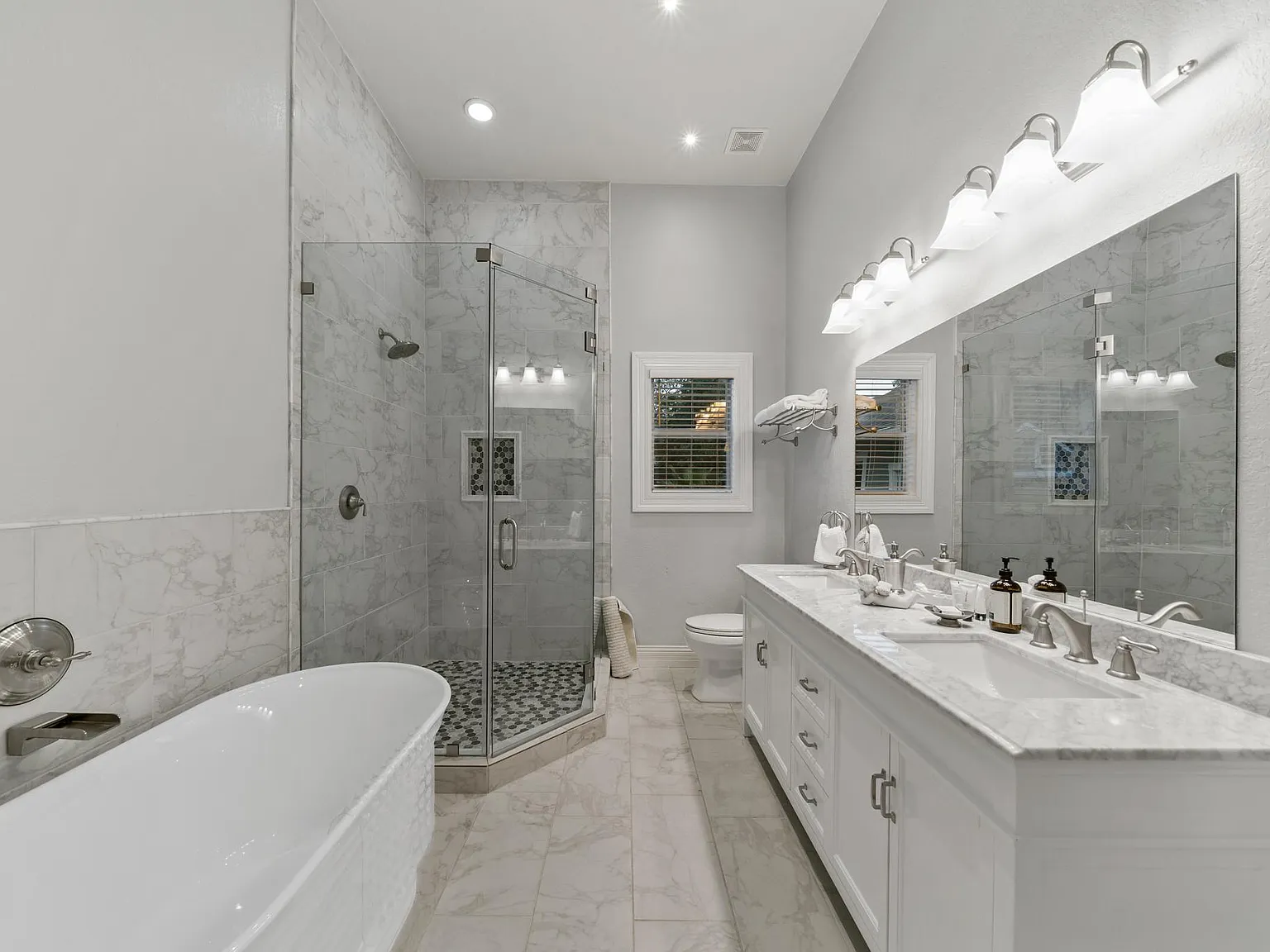 510 E Mistletoe Ave — Photo 3