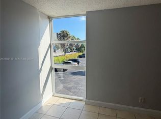 2075 NE 164th St APT 212, North Miami Beach, FL 33162