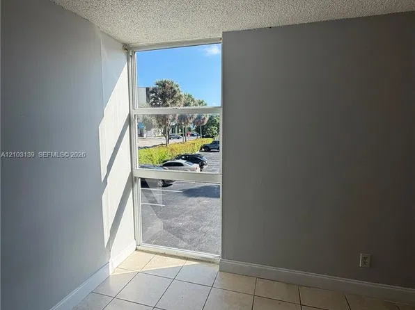 2075 NE 164th St APT 212, North Miami Beach, FL 33162