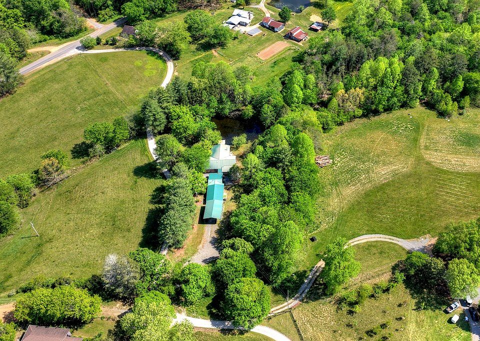 7th image of 111 Candlewood Ln