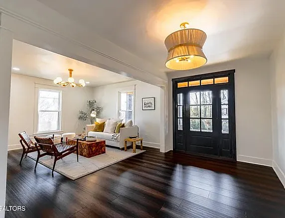 1017 Thompson Pl — Photo 3
