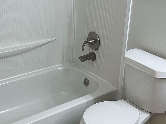 3rd image of 828 Oakleigh Ave APT 11