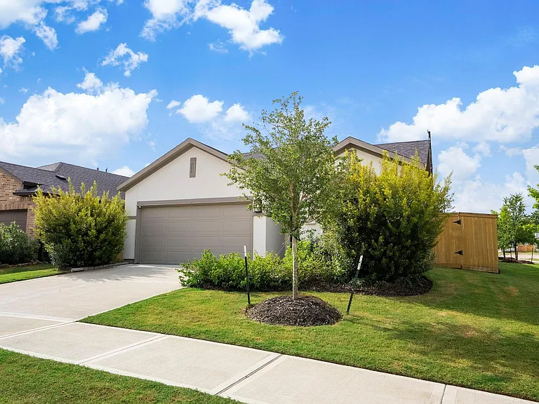 1210 Sugar Dr — Photo 2
