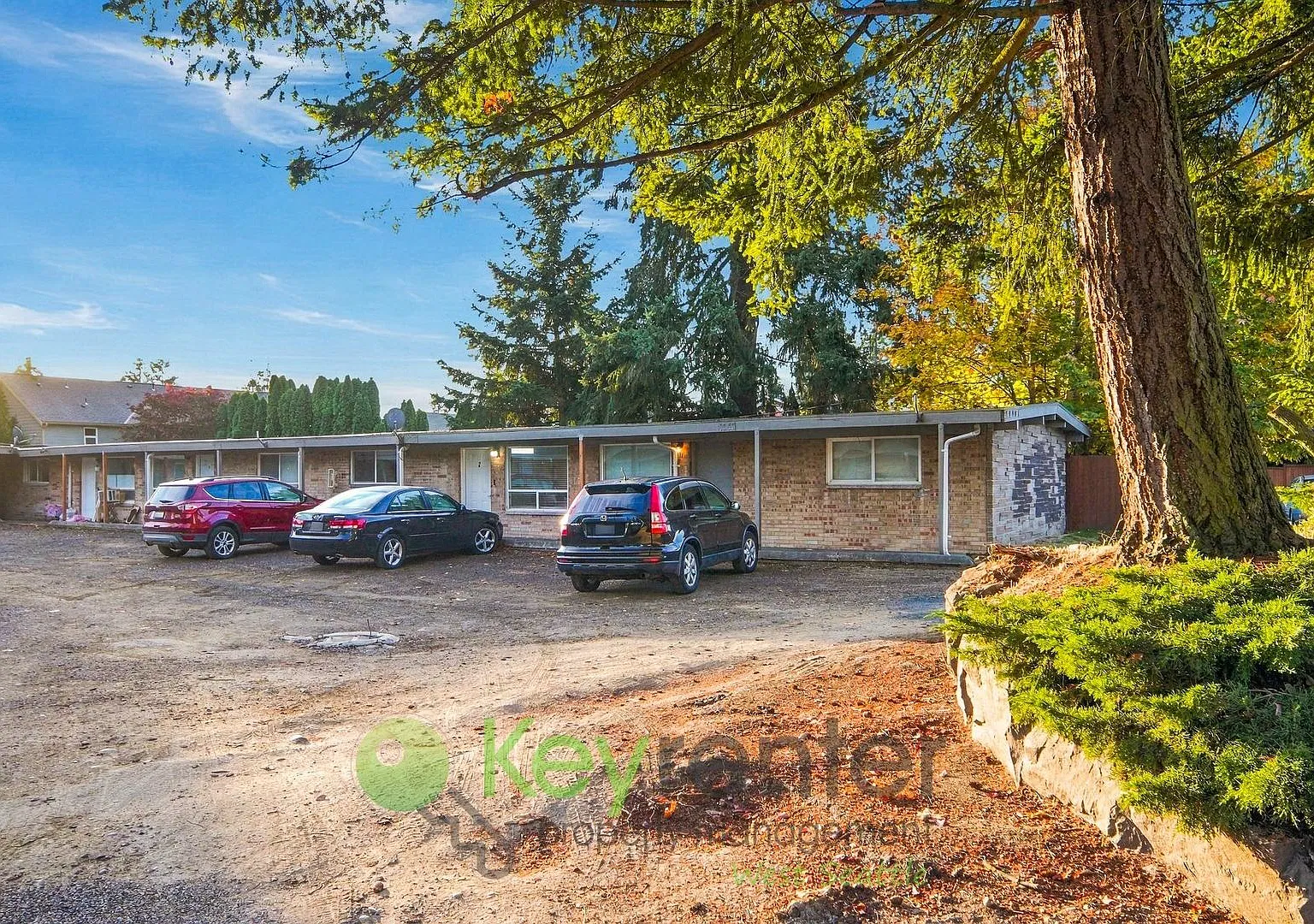 Evergreen Apartments — Photo 2