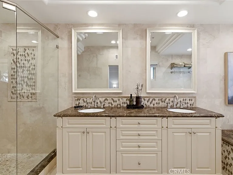 720 Manhattan Beach Blvd — Photo 31