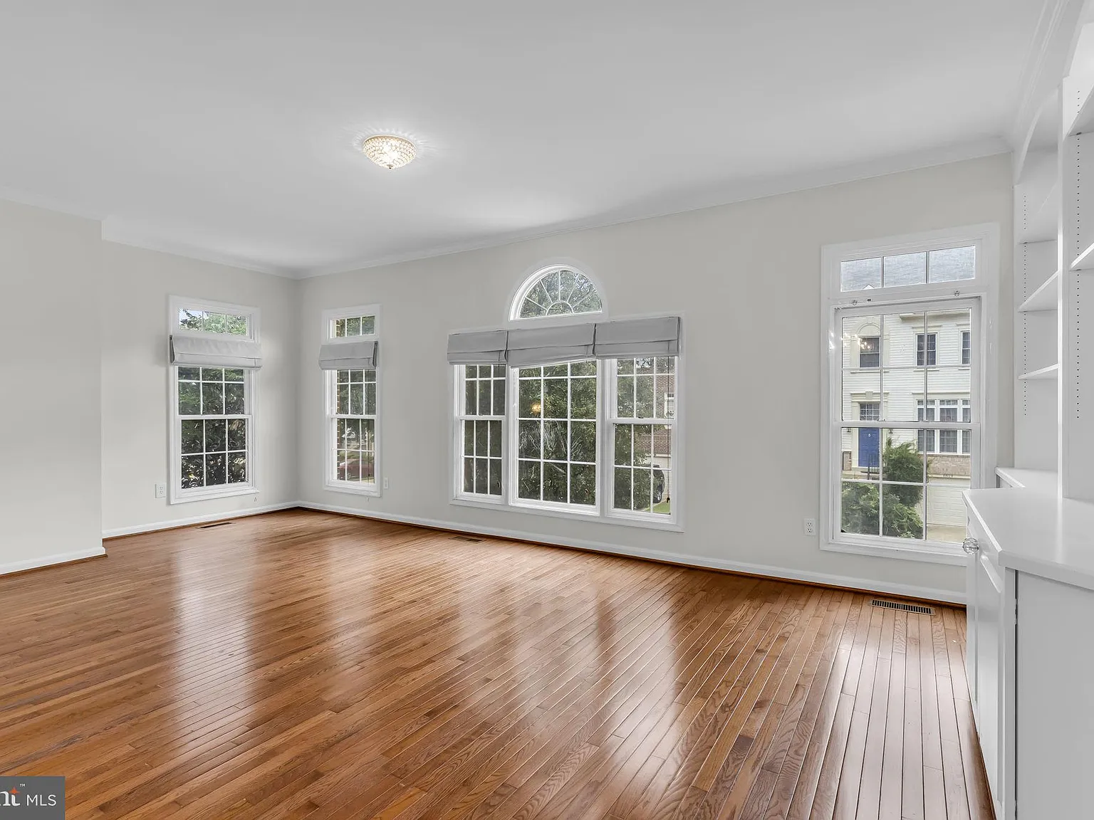 3 bed, 4.0 bath, 2571 sqft, $4,500 — Photo 3