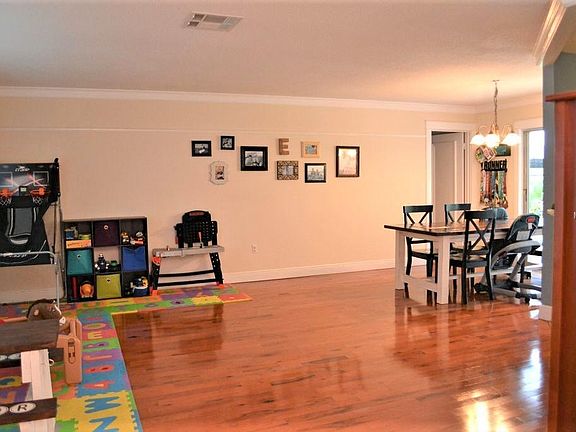 3rd image of 27939 Lois Dr