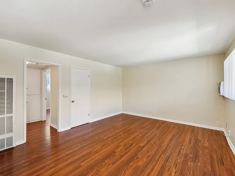ROCKINGHAM APARTMENTS — Photo 22
